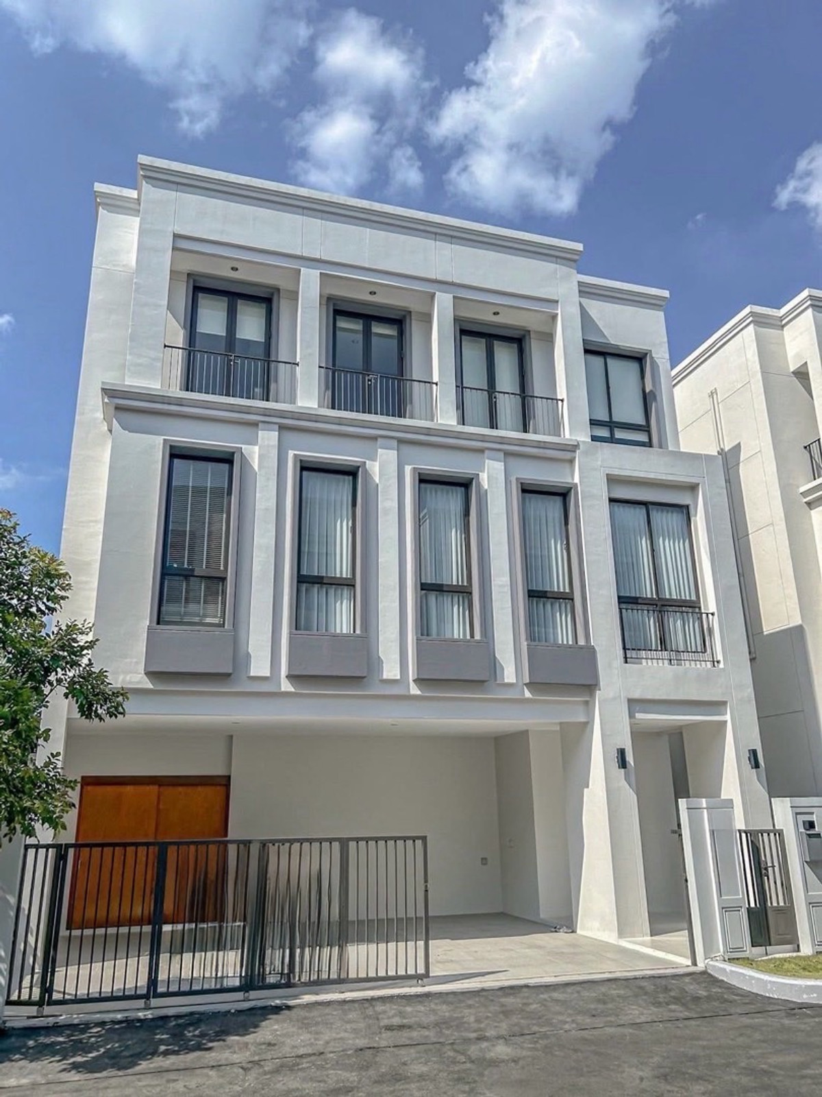 For SaleHousePattanakan, Srinakarin : Luxury 3-Storey House for Sale with Tenant High Yield Investment Near Brighton College Srinakarin Krungthep Kreetha