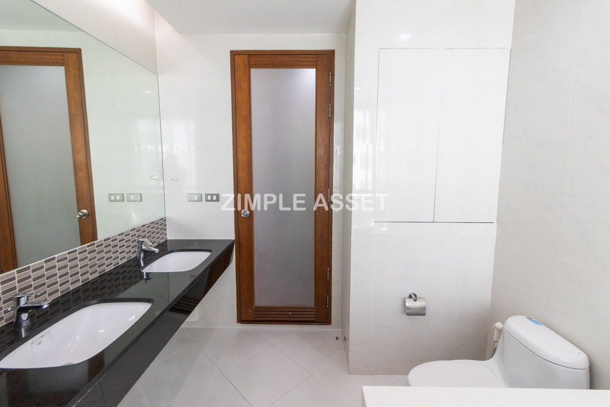 For RentSukhumvit, Asoke, Thonglor : Line ID: @zimple_asset Luxury aprtment in center of sukhumvit. Offering premium facilities for an elevated living experience. Surrounded by leading shopping malls in a prime location.