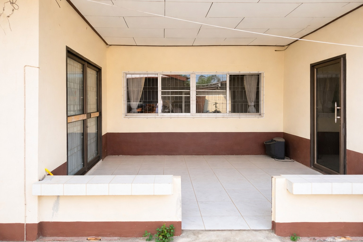 For SaleHousePhayao : House for sale with land, Chiang Kham District, Phayao, wide area with warehouse on an area of ​​278 sq m, suitable for doing business / commercial building.