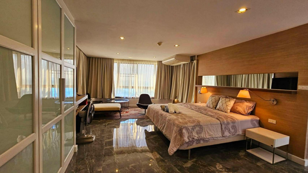 For SaleCondoPattaya, Bangsaen, Chonburi : Condo for sale, Jomtien Plaza Condotel, fully furnished, ready to move in, near Pattaya Beach, 126 sq m.