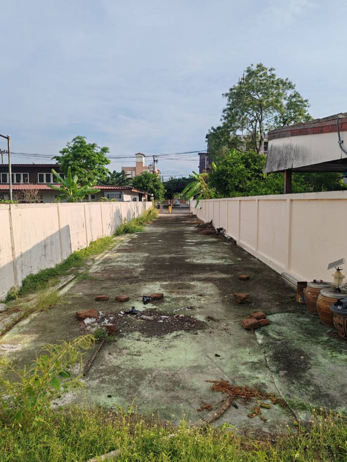 For SaleLandBang kae, Phetkasem : Land for sale, already filled and leveled, in Soi Intapach 13. Access is via a concrete road,Near Soi Phetkasem 63. Size: 1-0-41 rai.