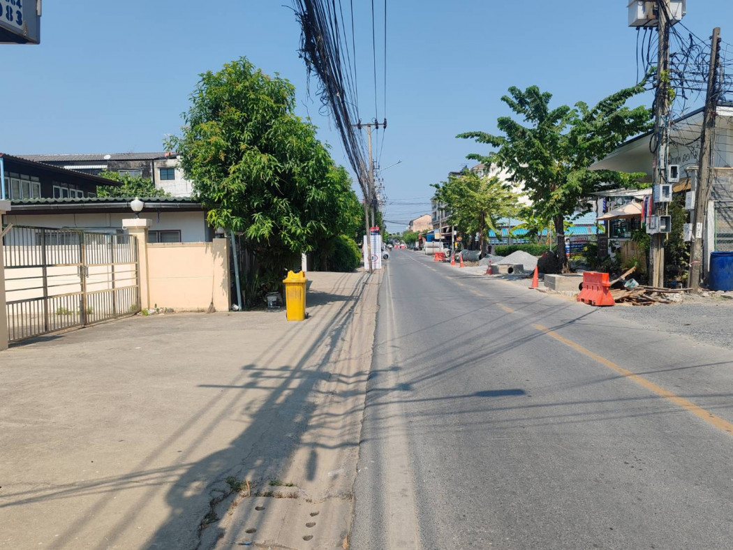For SaleLandBang kae, Phetkasem : Land for sale, already filled and leveled, in Soi Intapach 13. Access is via a concrete road,Near Soi Phetkasem 63. Size: 1-0-41 rai.