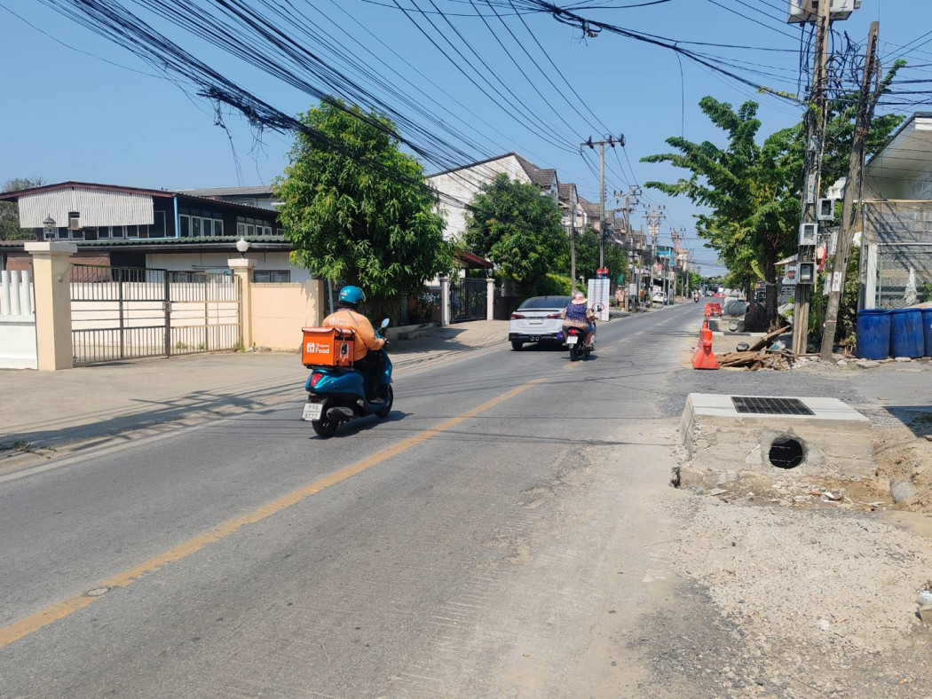 For SaleLandBang kae, Phetkasem : Land for sale, already filled and leveled, in Soi Intapach 13. Access is via a concrete road,Near Soi Phetkasem 63. Size: 1-0-41 rai.