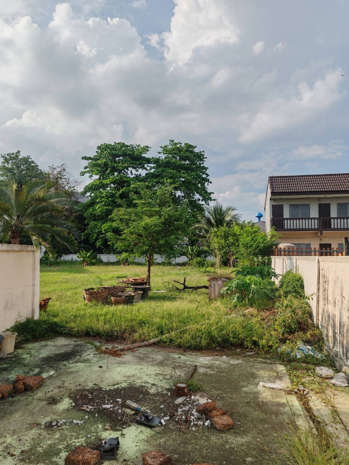 For SaleLandBang kae, Phetkasem : Land for sale, already filled and leveled, in Soi Intapach 13. Access is via a concrete road,Near Soi Phetkasem 63. Size: 1-0-41 rai.