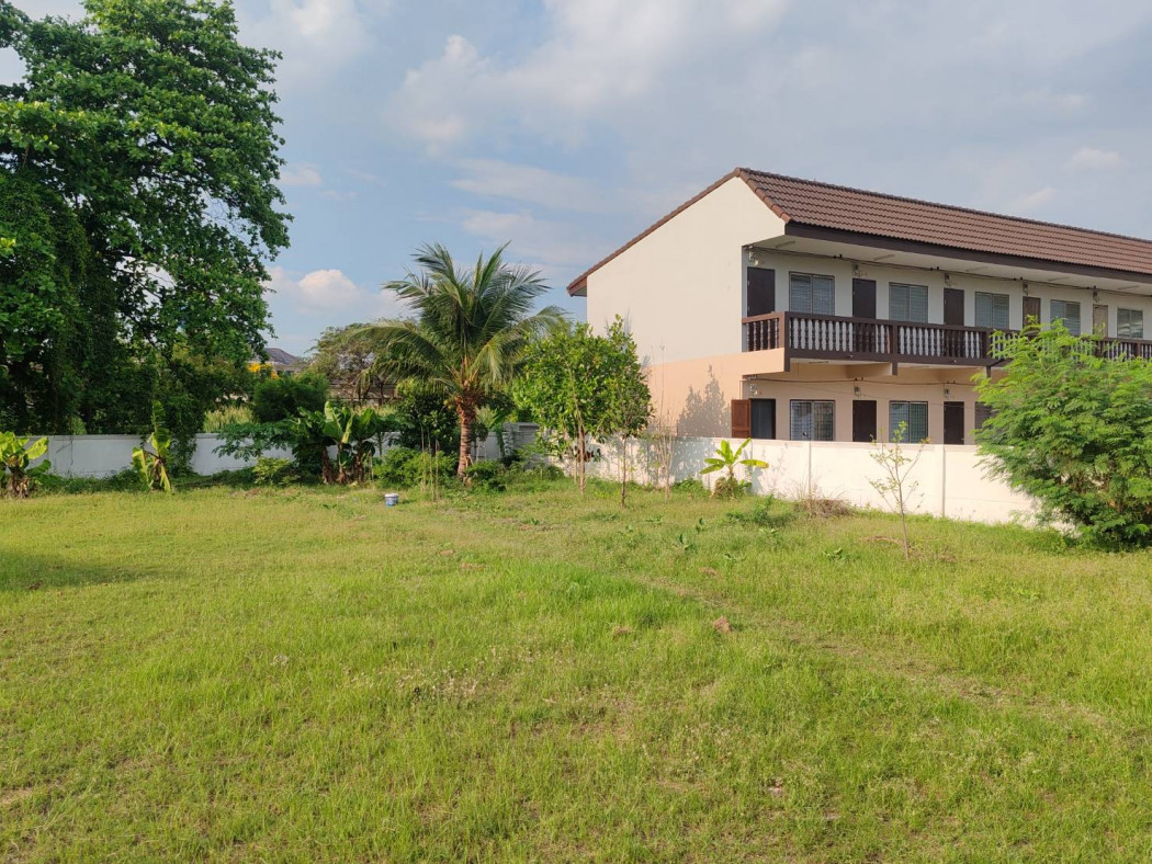 For SaleLandBang kae, Phetkasem : Land for sale, already filled and leveled, in Soi Intapach 13. Access is via a concrete road,Near Soi Phetkasem 63. Size: 1-0-41 rai.