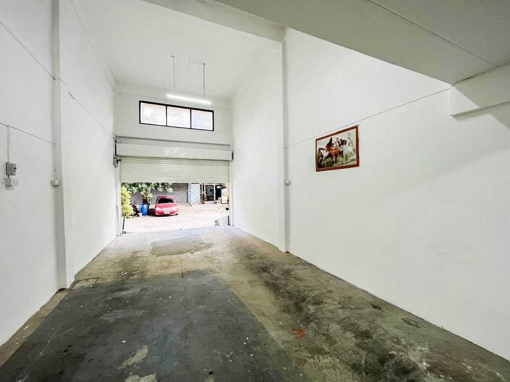 Shop HouseMin Buri, Romklao : Commercial building for sale, Soi Ramkhamhaeng 90, 220 sq m, 21 sq wa, near The Paseo Town.