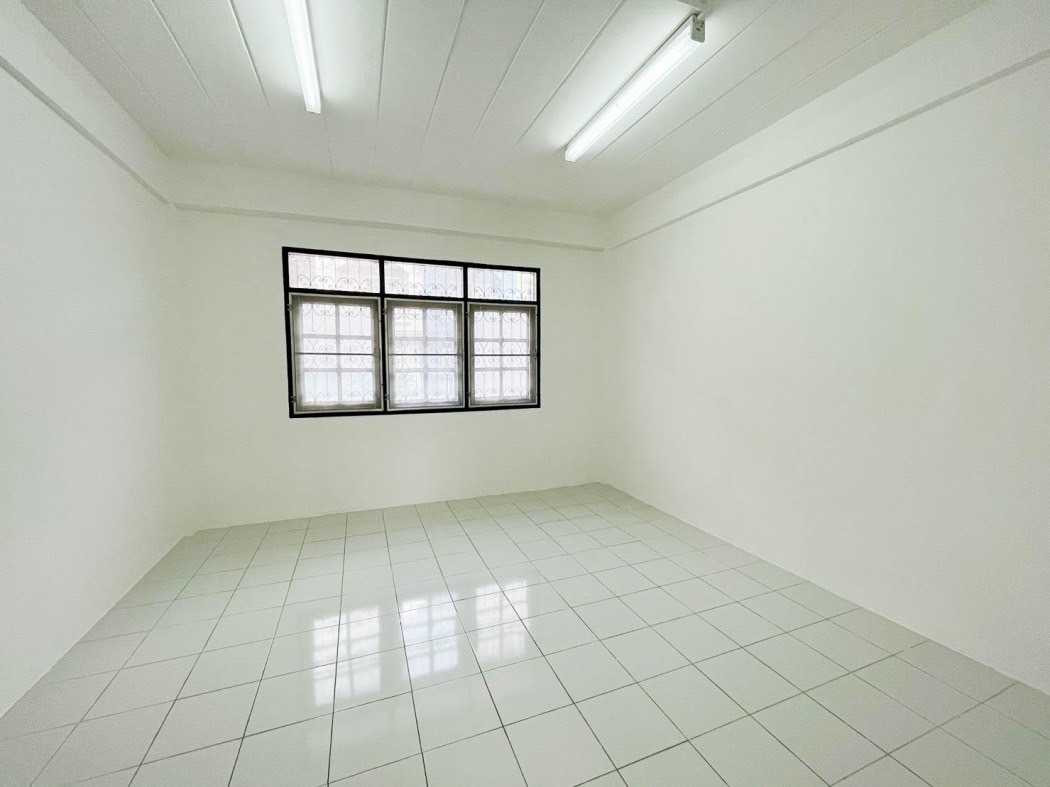 Shop HouseMin Buri, Romklao : Commercial building for sale, Soi Ramkhamhaeng 90, 220 sq m, 21 sq wa, near The Paseo Town.
