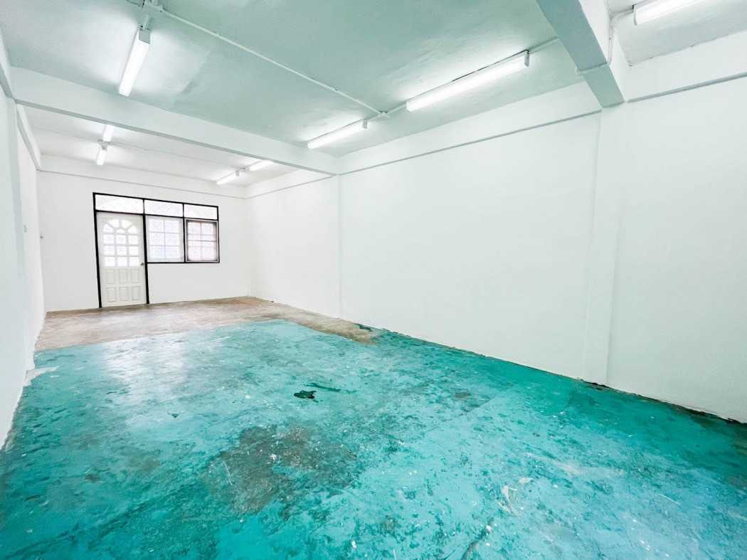 Shop HouseMin Buri, Romklao : Commercial building for sale, Soi Ramkhamhaeng 90, 220 sq m, 21 sq wa, near The Paseo Town.