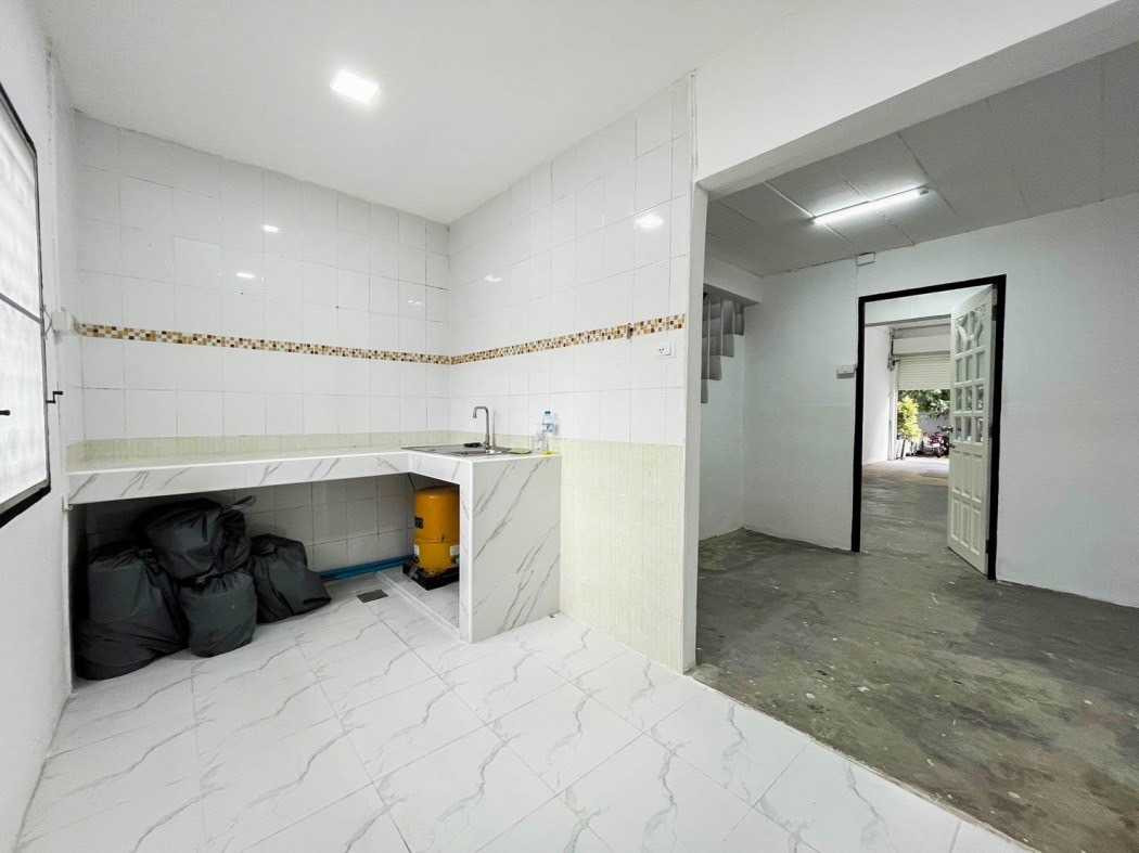 Shop HouseMin Buri, Romklao : Commercial building for sale, Soi Ramkhamhaeng 90, 220 sq m, 21 sq wa, near The Paseo Town.