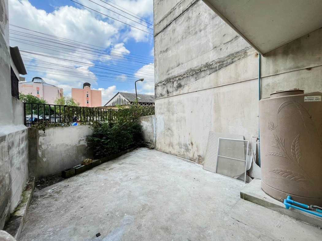 Shop HouseMin Buri, Romklao : Commercial building for sale, Soi Ramkhamhaeng 90, 220 sq m, 21 sq wa, near The Paseo Town.