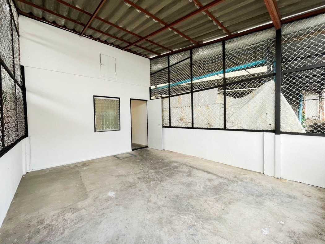 Shop HouseMin Buri, Romklao : Commercial building for sale, Soi Ramkhamhaeng 90, 220 sq m, 21 sq wa, near The Paseo Town.