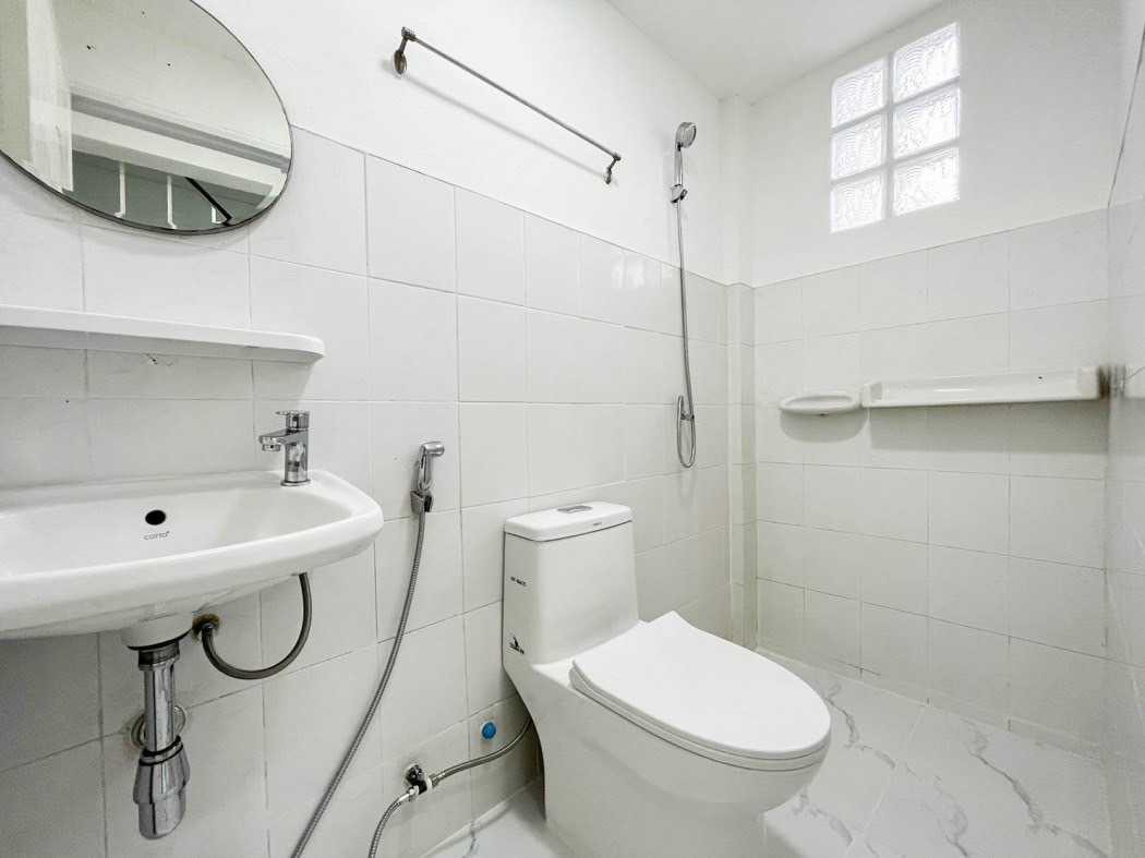 Shop HouseMin Buri, Romklao : Commercial building for sale, Soi Ramkhamhaeng 90, 220 sq m, 21 sq wa, near The Paseo Town.