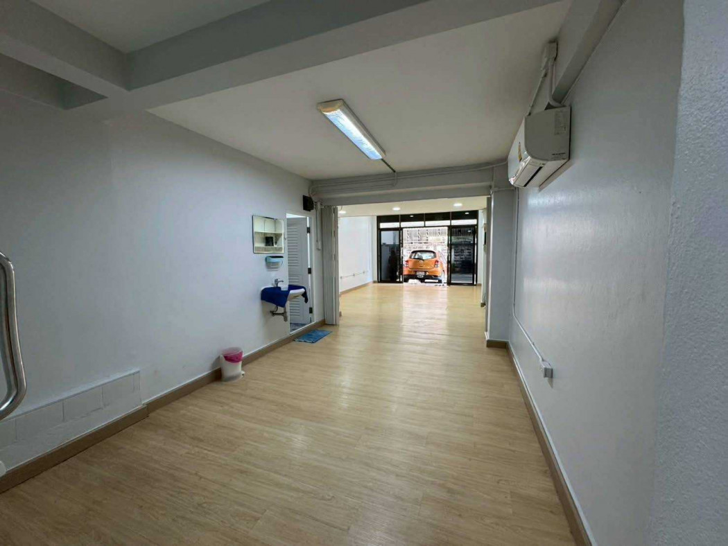 For RentShop HouseSathorn, Narathiwat : Commercial building for rent, Sathu Pradit, Rama 3, 252 sq m, 14 sq wa, near BTS Surasak.