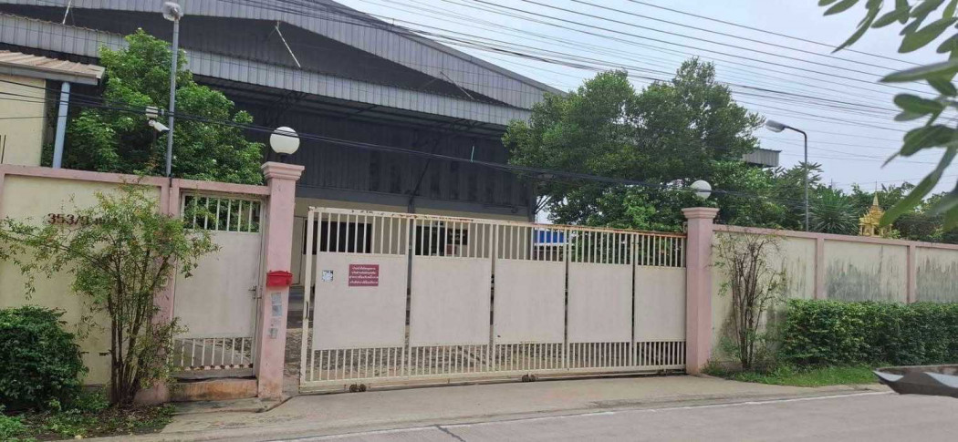 For SaleFactoryMahachai Samut Sakhon : Factory for sale, zoned purple, 600 sq m, 1 rai 55 sq wah. Includes building permit and complete utilities.