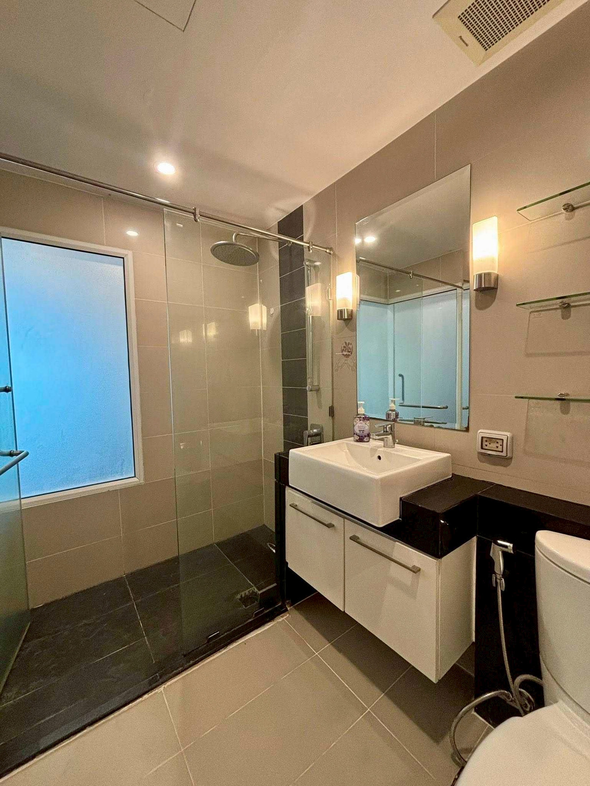 ให้เช่าคอนโดสุขุมวิท อโศก ทองหล่อ : คอนโด Supalai Premier Asoke เดินทางสะดวก ใกล้รถไฟฟ้า มีรถรับส่ง ห้องแต่งสวย เฟอร์นิเจอร์ครบ พร้อมอยู่!!