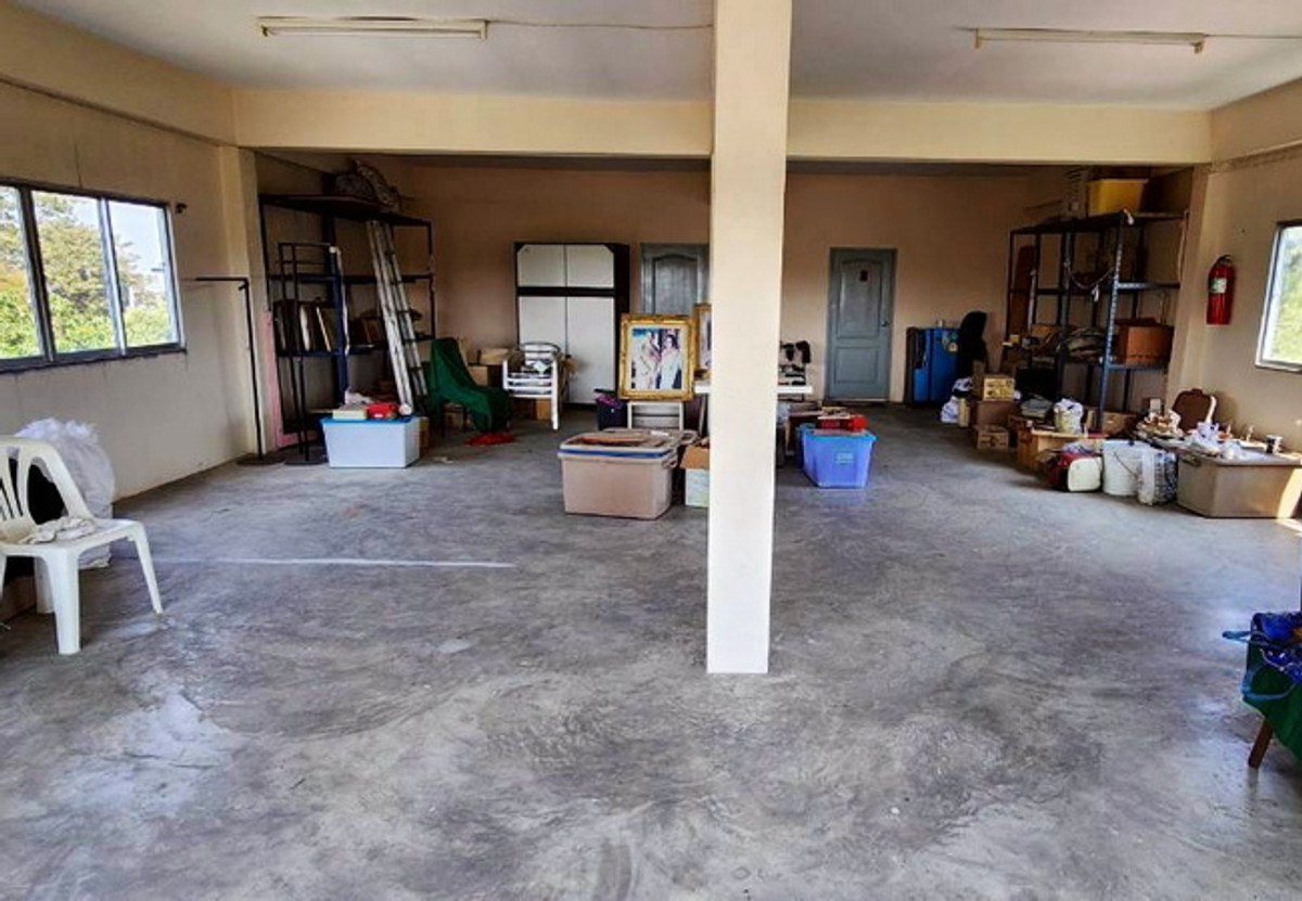 For SaleHome OfficePinklao, Charansanitwong : Office building for sale, next to Suan Phak Road, Taling Chan, Bangkok, area 114.5 sq m, 3.5 floors, 5 bedrooms, 4 bathrooms, price negotiable.