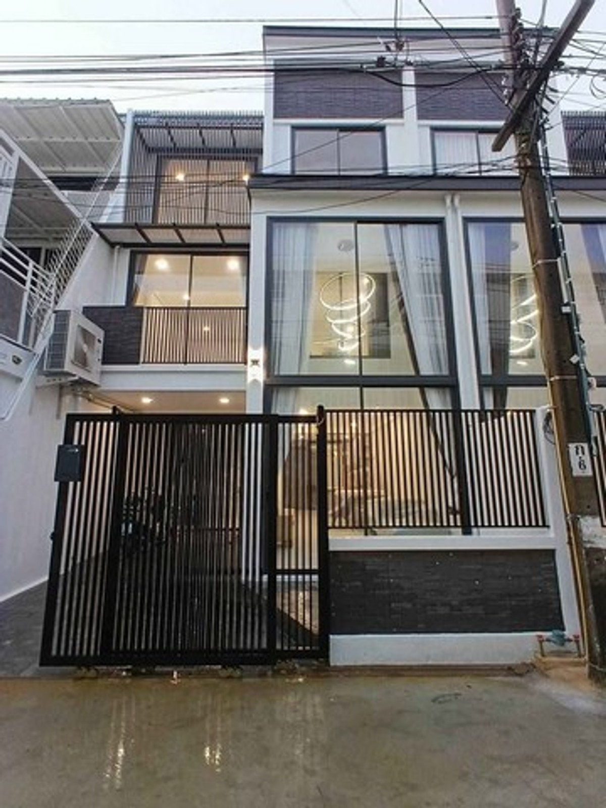 For RentTownhomeSukhumvit, Asoke, Thonglor : HR3353 Home Office & Modern Townhouse 3-Story | Ekkamai 22 Modern Loft design, airy with Double Volume | Pets allowed (Pet-Friendly)!