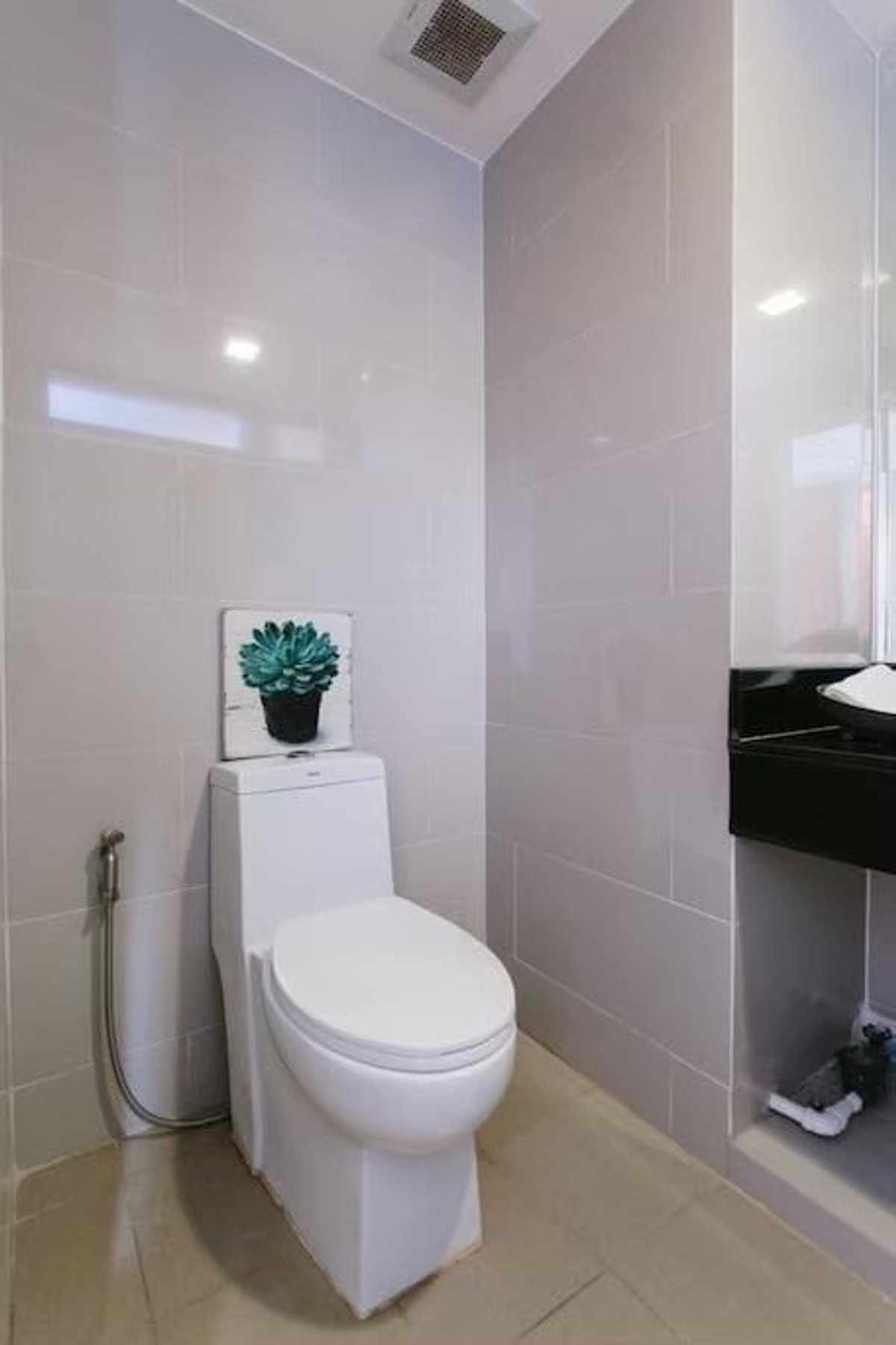 For RentCondoSukhumvit, Asoke, Thonglor : Urgently available room for rent: Young Place, Soi Prasarnmit (Sukhumvit 23). If interested in negotiating the price, add Line @condo168 (with @ in front as well)