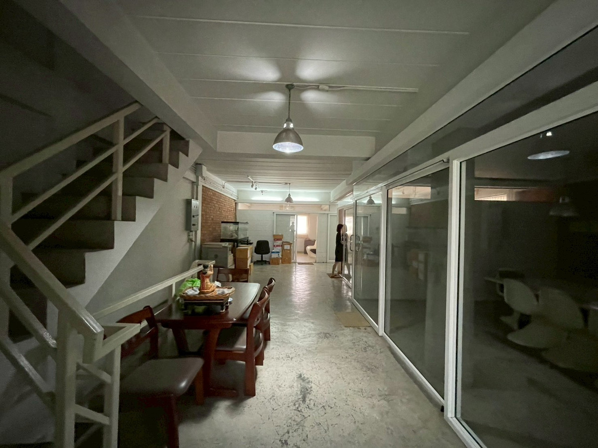 ให้เช่าอาคารพาณิชย์พัฒนาการ ศรีนครินทร์ : ให้เช่าอาคารพาณิชย์ 2 คูหา ตึกมุม ริมถนนพัฒนาการ ใกล้ซอยพัฒนาการ 30 (ซอยหมู่บ้านปัญญา)  อาคารพาณิชย์ขนาดใหญ่ เหมาะสำหรับทำสำนักงาน คลินิก สถาบันการศึกษา โชว์รูม หรือธุรกิจหลากหลายประเภท ทำเลติดถนนใหญ่ เดินทางสะดวก