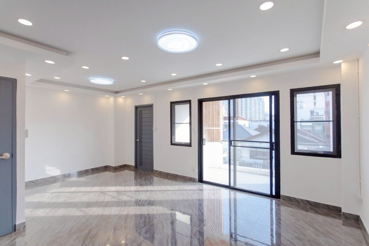 ขายทาวน์โฮมรัชดา ห้วยขวาง : Large Home Office House in Huai Khwang Area | 6 Bedrooms 7 Bathrooms | Land 52 Sq.w. Access Multiple Roads ใกล้ MRT เหมาะทั้งอยู่อาศัยและทำธุรกิจ