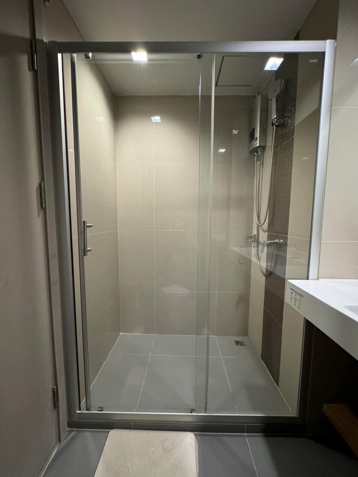 For RentCondoOnnut, Udomsuk : For rent 18,000 Baht IDEO Sukhumvit 93“ 30 meters to BTS Bang Chaktel 095 649 2654