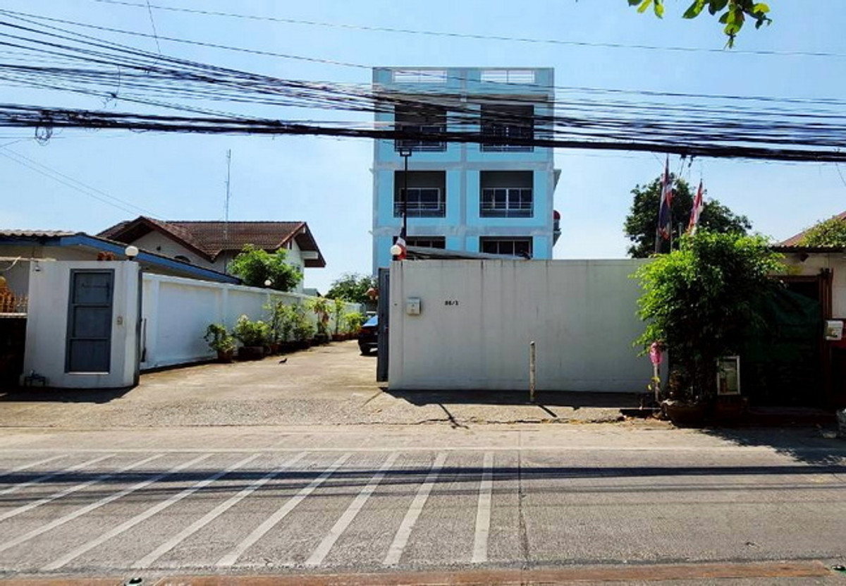 For SaleHome OfficePinklao, Charansanitwong : Office building for sale, next to Suan Phak Road, Taling Chan, Bangkok, area 114.5 sq m, 3.5 floors, 5 bedrooms, 4 bathrooms, price negotiable.