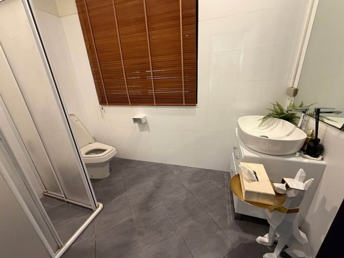 For RentHouseSukhumvit, Asoke, Thonglor : HR3355 House for rent, Private Compound, in the heart of Sukhumvit (Phrom Phong) | 4 private units on an area of ​​over 229 sq m., ready to move in.