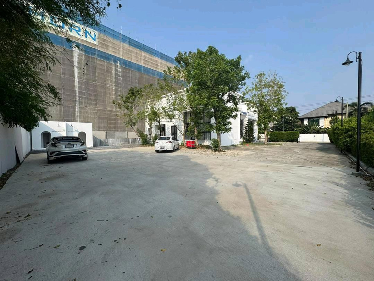 For RentLandBangna, Bearing, Lasalle : #Land for rent with building, Soi Bearing 5 📞066-165-9828, just 3 minutes to the BTS Bearing station.