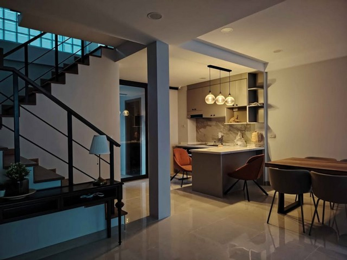 For RentTownhomeSukhumvit, Asoke, Thonglor : HR3353 Home Office & Modern Townhouse 3-Story | Ekkamai 22 Modern Loft design, airy with Double Volume | Pets allowed (Pet-Friendly)!