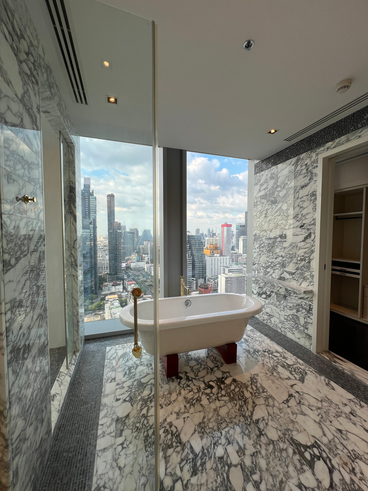 ขายคอนโดสาทร นราธิวาส : 🚨🔥 ขายด่วน | Ritz-Carlton Residences | 3 นอน | 211 ตร.ม. | ชั้น 28 | 65 ล้าน ALL-IN ⚡ ไม่มีค่าโอน ⚡ ไม่มีภาษี ⚡ ไม่มีค่าใช้จ่ายเพิ่ม | ~308K/ตร.ม. เทียบตลาด 440K/ตร.ม. 💰 ต่ำกว่าตลาด 30% 🏙️