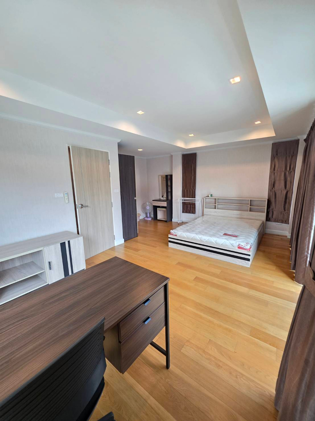 ขายบ้านลาดกระบัง สุวรรณภูมิ : ขายบ้านแฝด 3ชั้น สภาพบ้านใหม่มากๆ เจ้าของตกแต่งเสร็จแทบจะไม่ได้ใช้เลย 