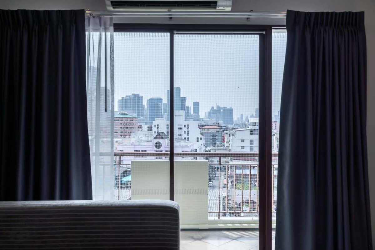 For RentCondoRatchadapisek, Huaikwang, Suttisan : For rent Baan Klang Krung Resort, prime location in Ratchada! Big room 63.5 sq m., near MRT Huai Khwang, only 17,900/month.