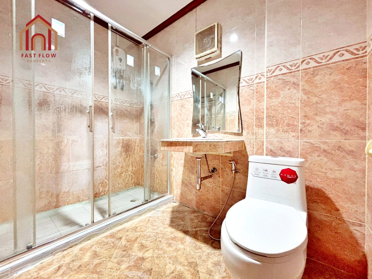 For RentPathum Thani,Rangsit, Thammasat : Twin house for rent, Burirom, 36 sq m, Rangsit, Khlong 4, kitchen addition, Phra Ong Chao Sai Road. Single house mood Sawai Pracharat Road MAY