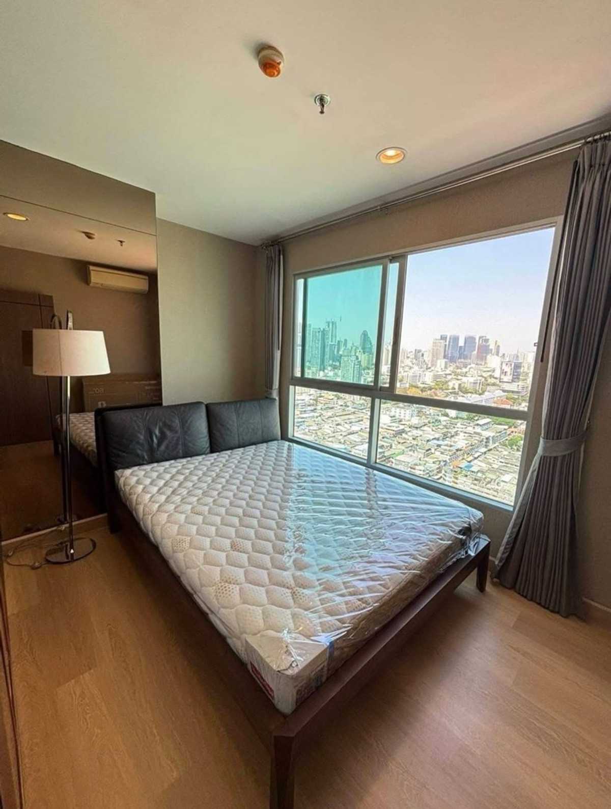 ให้เช่าคอนโดสาทร นราธิวาส : ให้เช่าห้องใหม่📍 Fuse จันทร์-สาทร ใกล้BTSช่องนนทรี ชั้น29วิวเมืองโล่งลมดี 1ห้องนอน 30.25ตรม.ระเบียงส่วนตัว แต่งครบพร้อมอยู่ทันที คุ้มราคาเหมาะคนทำงานหรืออยู่ระยะยาว