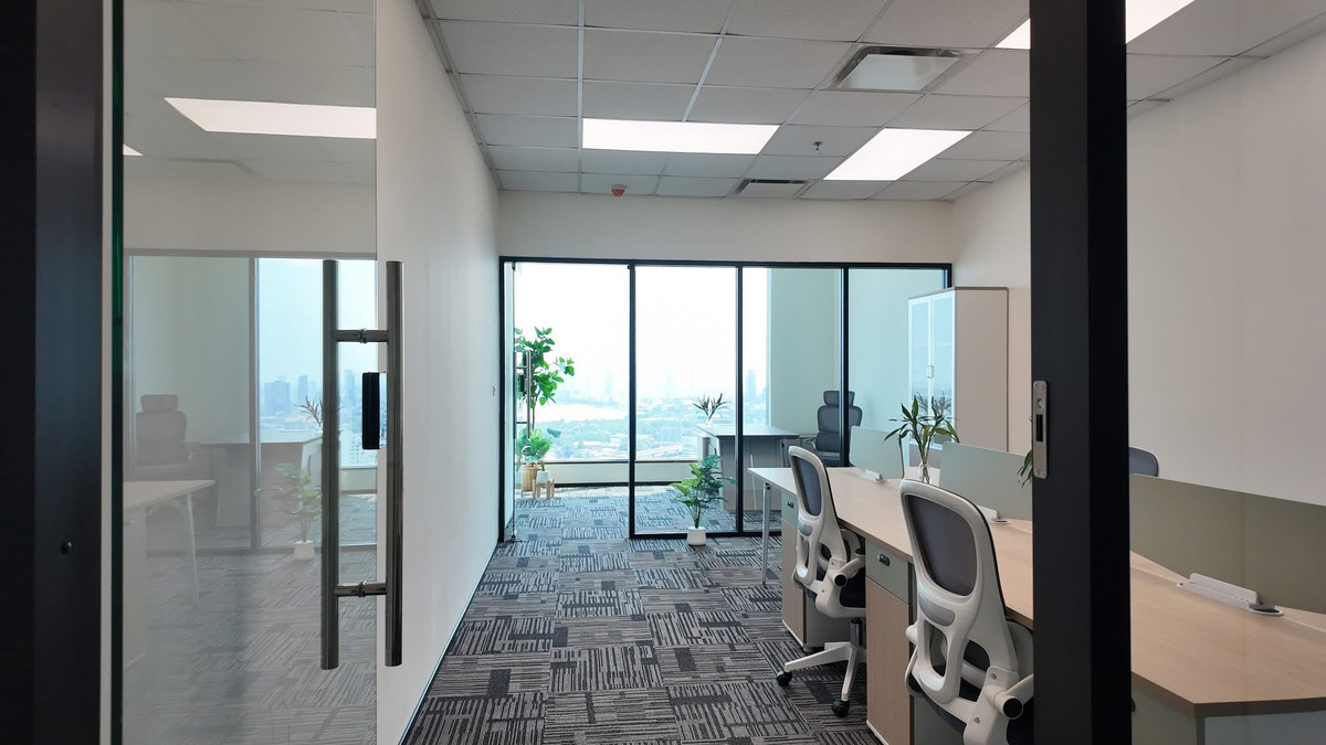 For RentOfficeKhlongtoei, Kluaynamthai : OK Space Punn, fully furnished office in Rama 4 area, near MRT Khlong Toei, view of Bang Krachao water curve, 28th floor, area 42 sq m., rent 50,400 baht*/sq m./month.