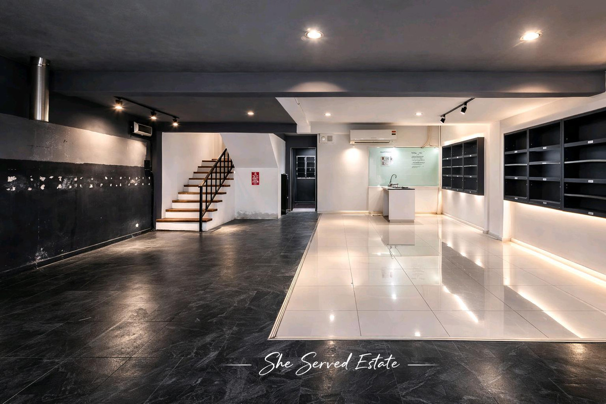 For RentOfficeSukhumvit, Asoke, Thonglor : P0644/3-story townhome for rent, Sukhumvit 26, near BTS Phrom Phong, suitable for a home office or residence.