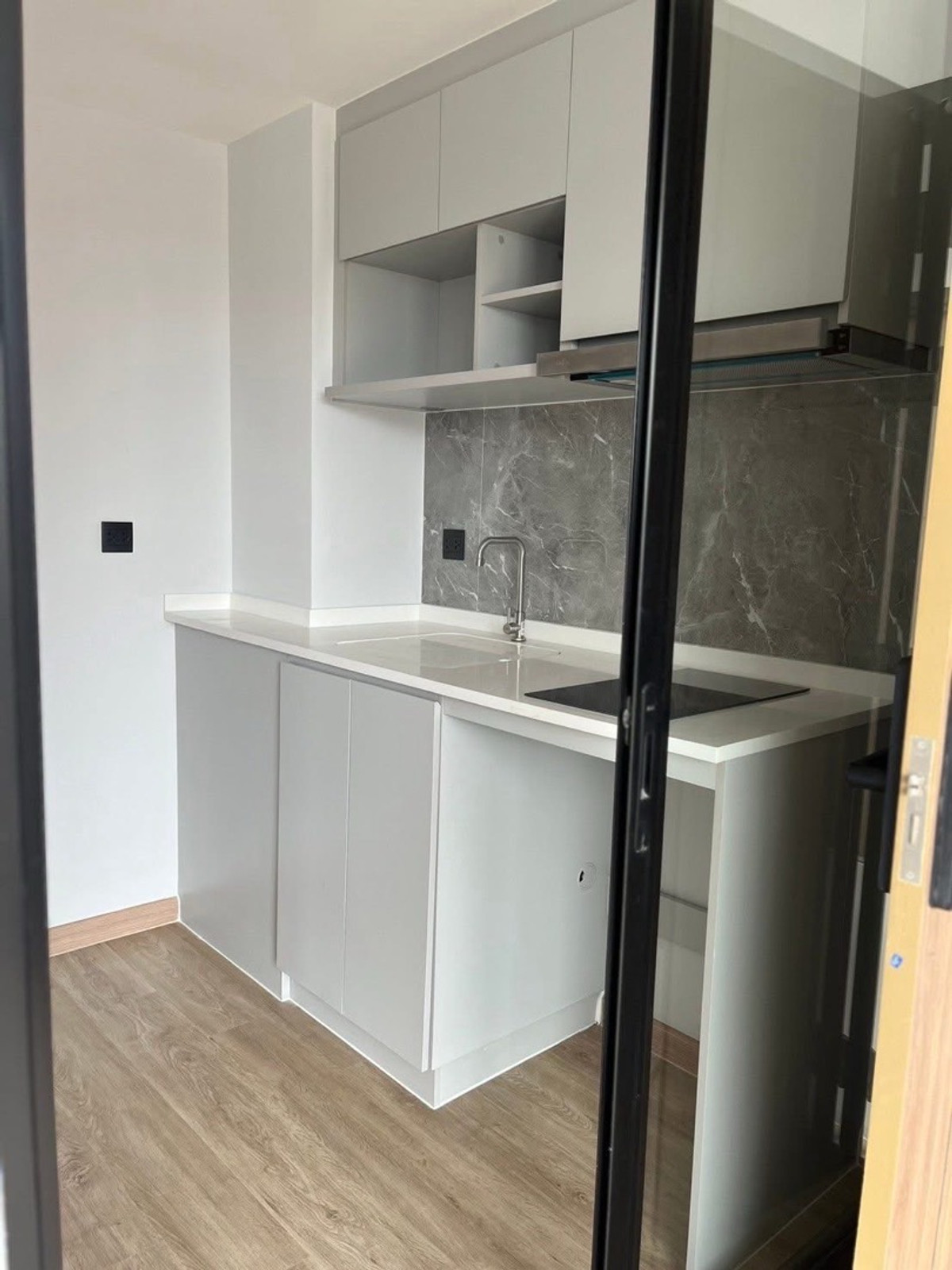 ให้เช่าคอนโดรัชดา ห้วยขวาง : ✨ ห้องมุม โปร่ง 37.5 ตร.ม. มีรถรับส่ง MRT | Asher Koop ✨