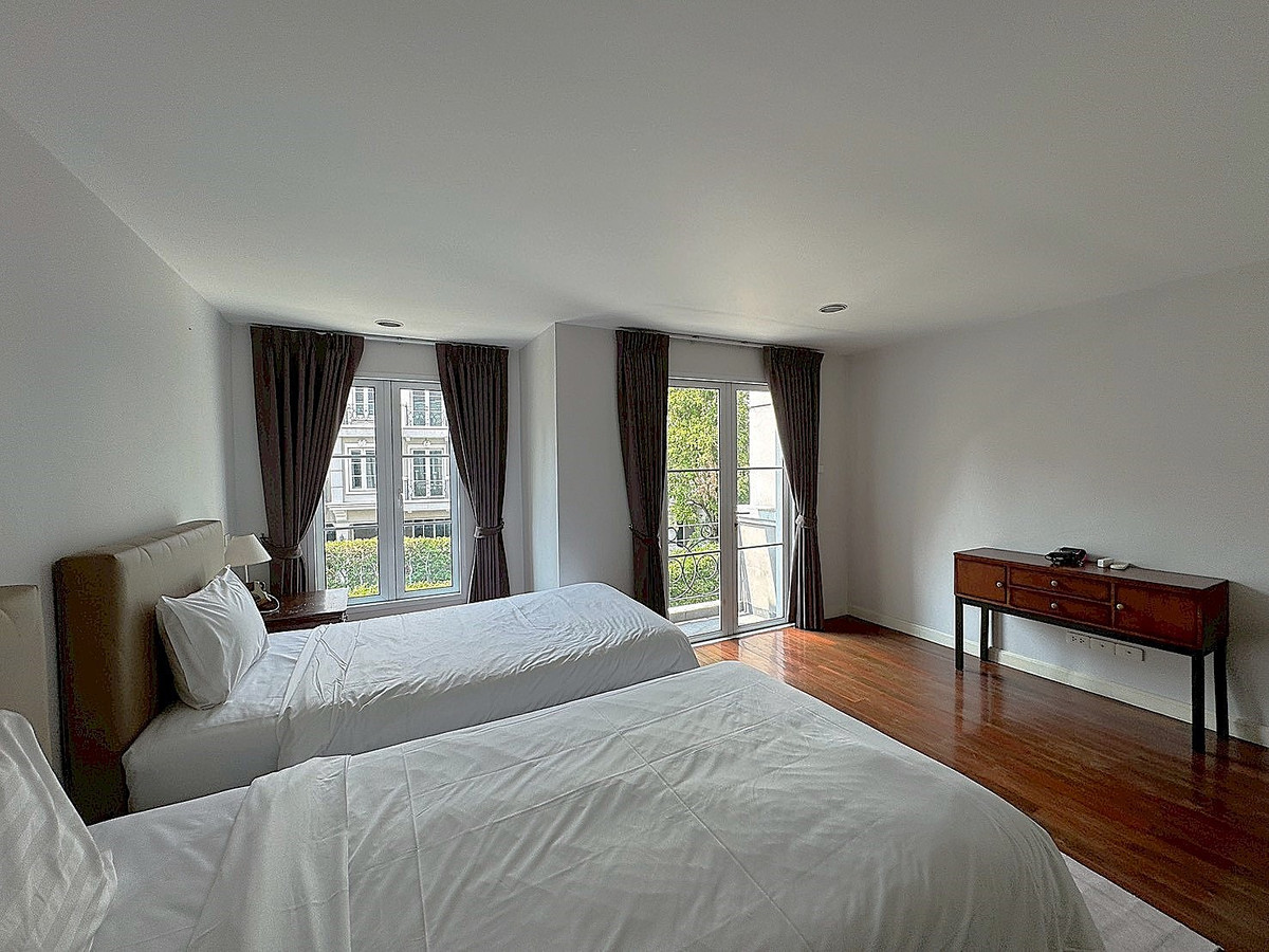 For RentTownhomeSukhumvit, Asoke, Thonglor : Townhouse in a private compound with a peaceful, green environment, located near BTS & MRT Asok ** NO CO-AGENT ** 
