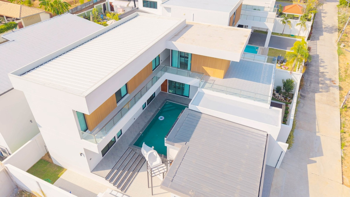 ให้เช่าพัทยา บางแสน ชลบุรี สัตหีบ : บ้านเดี่ยวพูลวิลล่า ถนน ซากแง้ว / 5 ห้องนอน (เช่า), Detached House Pool Villa Sak Ngaew Road / 5 Bedrooms (FOR RENT) AM023