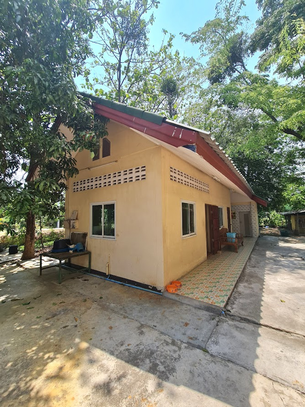 For SaleLandNakhon Pathom : Land for sale in Nakhon Pathom, Sam Phran District, with buildings, total area 6-3-79 rai, near Phetkasem Road.