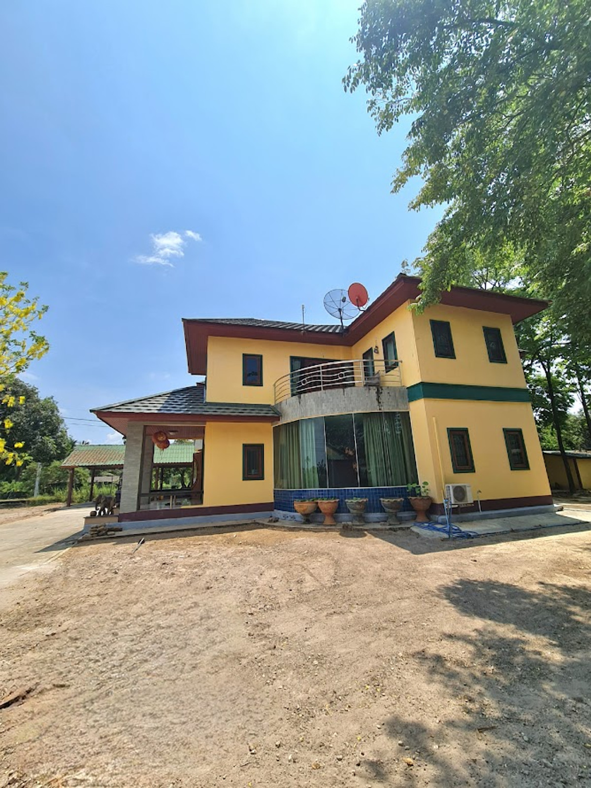 For SaleLandNakhon Pathom : Land for sale in Nakhon Pathom, Sam Phran District, with buildings, total area 6-3-79 rai, near Phetkasem Road.