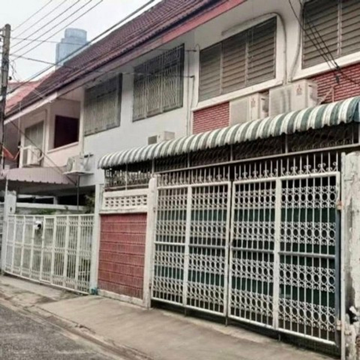 For RentTownhomeRatchadapisek, Huaikwang, Suttisan : HR3357 Townhouse for rent in the heart of Ratchada-Rama 9, potential location that meets the needs of city life, connected to MRT Rama 9, only 800 meters.