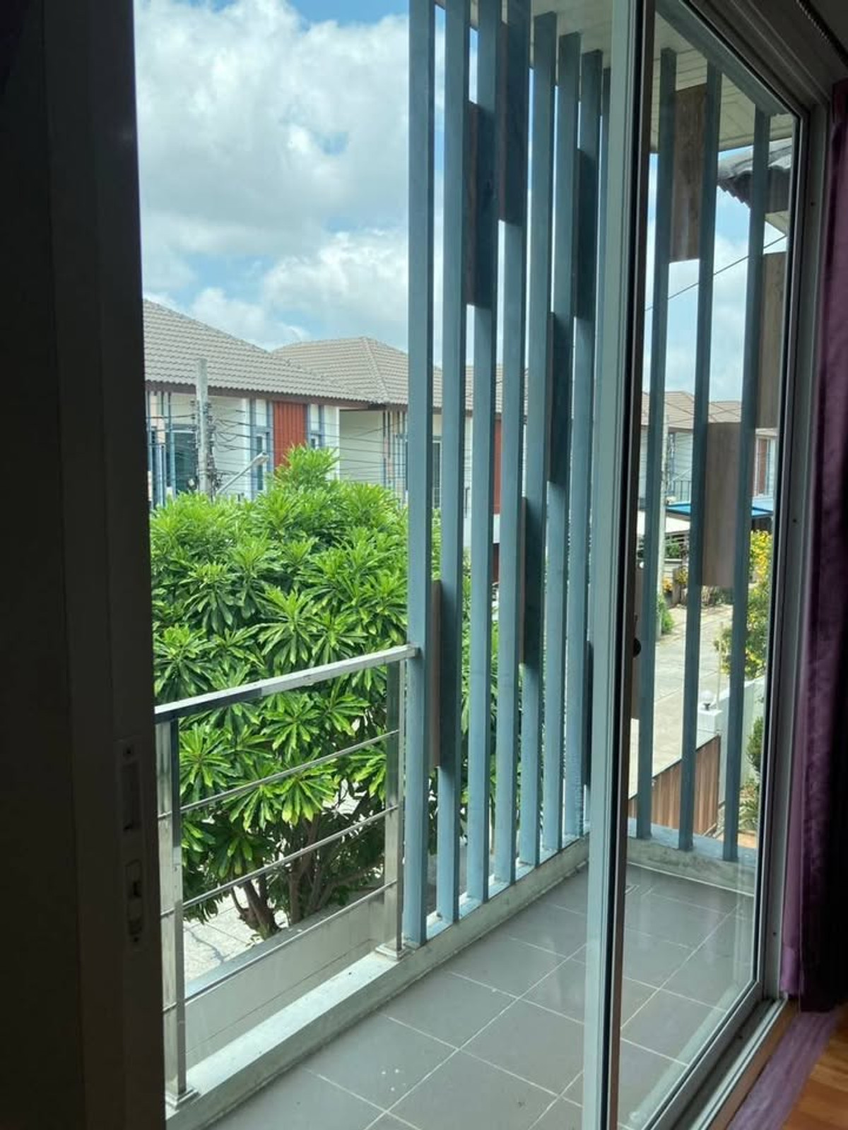 ให้เช่าบ้านสมุทรปราการ สำโรง : ให้เช่า บ้านแฝด 2 ชั้น ม.เมอริทแกรนด์ สุวรรณภูมิ บ้านสวย สภาพดี พร้อมอยู่ ทำเลดี เข้า-ออกได้หลายทาง ราคา 16,000 บาท