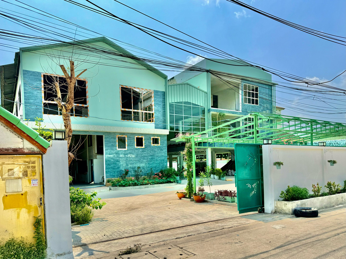 For RentOfficeRattanathibet, Sanambinna : 📢 [For Rent] Prime Office & Warehouse Complex – Rewadee Soi 7, near Nonthaburi Government Center! 🏢✨  Spacious area with versatile functions, perfect for a modern office, warehouse, or distribution center.