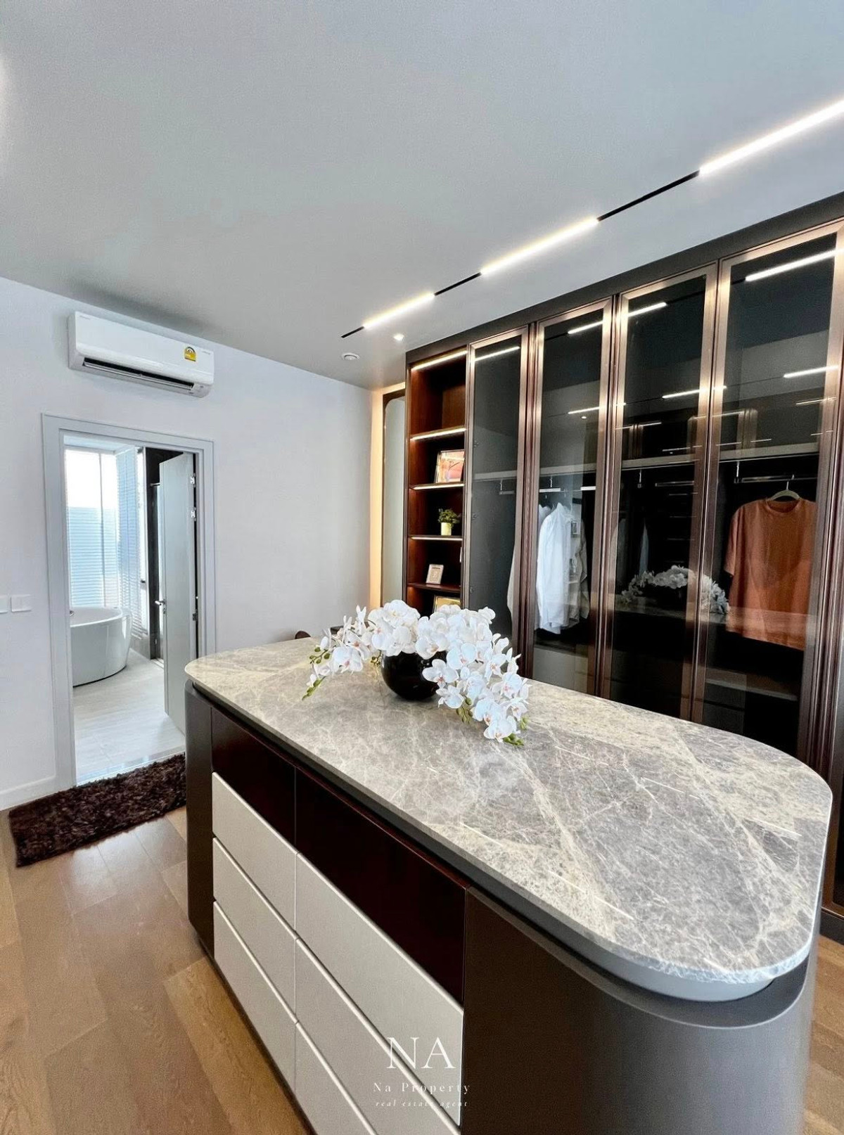 บ้านพัฒนาการ ศรีนครินทร์ : House for rent: Malton Gates new Krungthep Kreetha, 250,000 THB. 5 bedrooms, 6 bathrooms, 544 sq m usable area, 107.7 sq wah land area. Near Rama 9, Pattanakarn, Suan Luang, Srinakarin, Bang Na, Suvarnabhumi Airport, Ramkhamhaeng, Ploenchit, Sukhumvit.