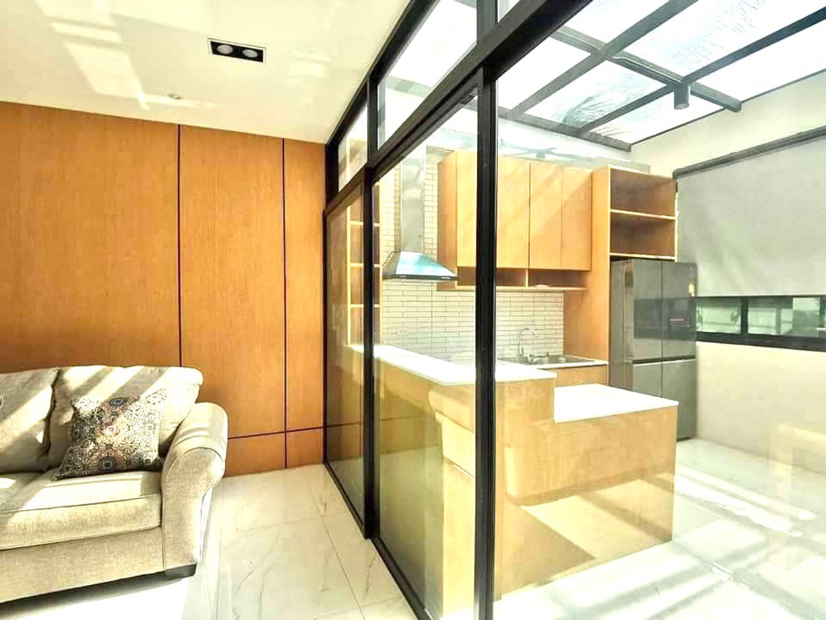 ให้เช่าโฮมออฟฟิศบางนา แบริ่ง ลาซาล : ให้เช่า Home office Bearing   อาคาร 4 ชั้น พื้นที่กว้าง 285 ตร.ม เฟอร์นิเจอร์ครบ มีที่จอดรถ  ทำเลดี เดินทางสะดวก  