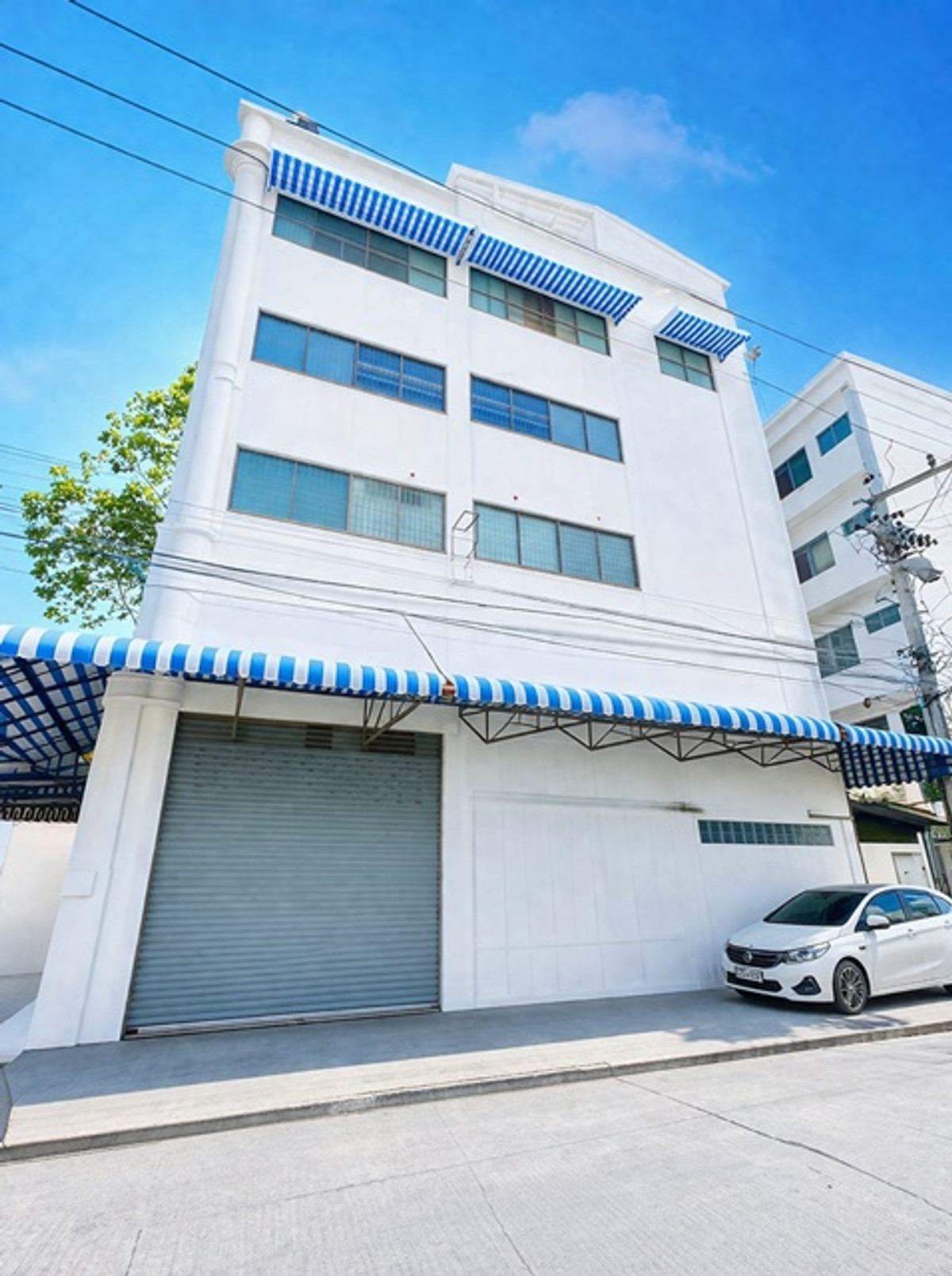 For RentShop HouseRatchadapisek, Huaikwang, Suttisan : 5-story commercial building for rent 2units in Inthamara MRT Sutthisan 490m.5Parking corner Huai Khw