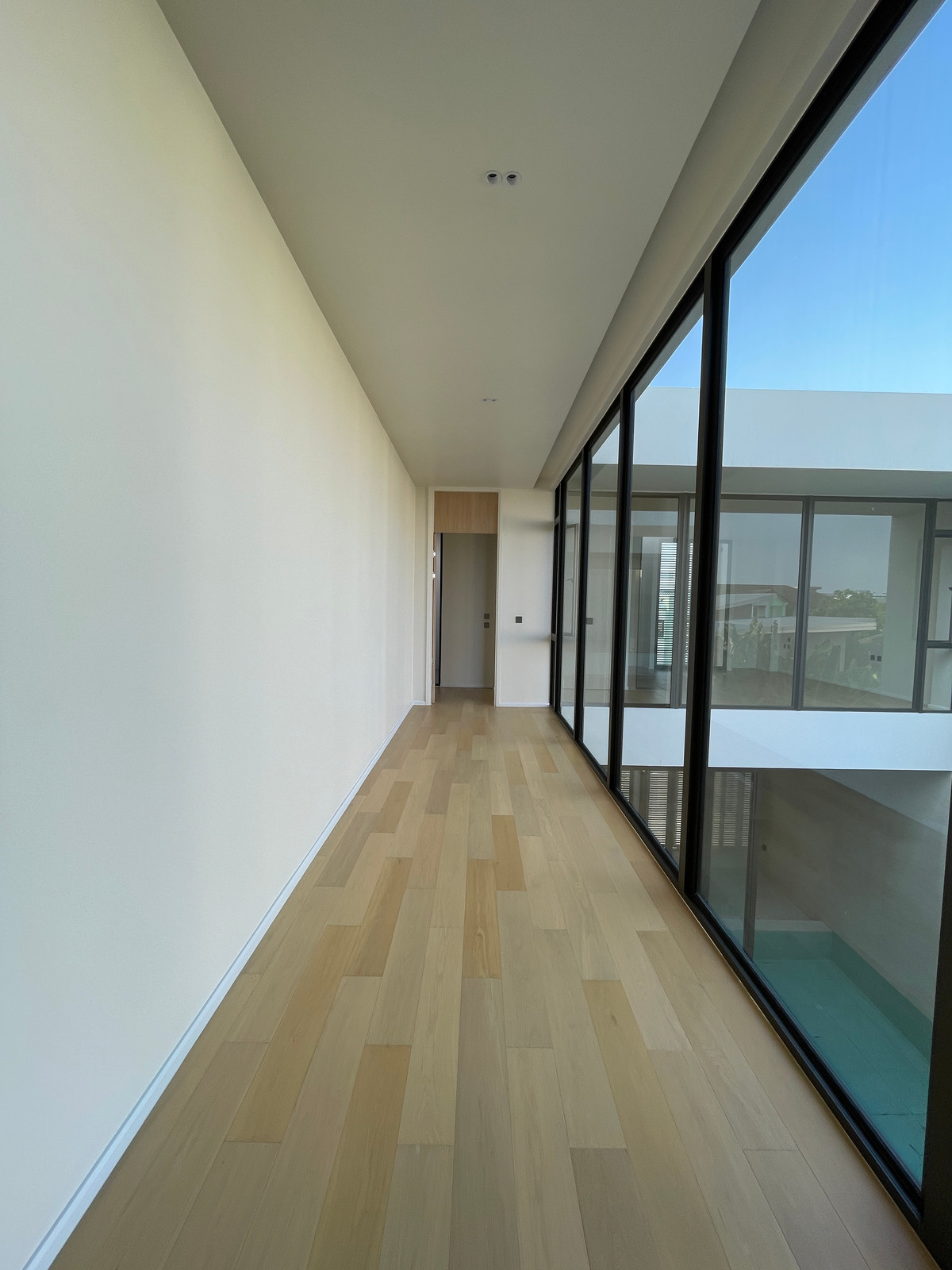 ขายบ้านเลียบทางด่วนรามอินทรา : 🔥 EXCLUSIVE PROMOTION 🔥โอกาสสุดท้ายในการครอบครองในราคาพิเศษที่สุด [ขาย] 💎 Ultra Luxury Show Unit | ELIVA Ekkamai - Eastville 💎 บ้านเดี่ยวหรู 3 ชั้น ดีไซน์ Mid-Century Modern — ความเป็นส่วนตัวสูงสุดเพียง 4 ยูนิตในโครงการ!