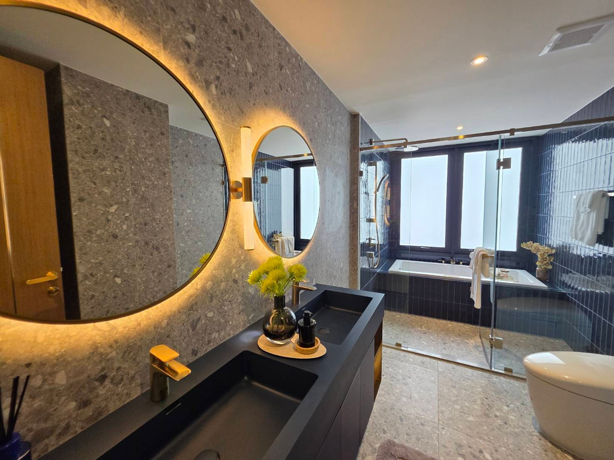 For SaleCondoSukhumvit, Asoke, Thonglor : Via 34 (Sukhumvit 34): 3bed 3bath 146.25sqm. from 40 million corner unit Am: 0656199198