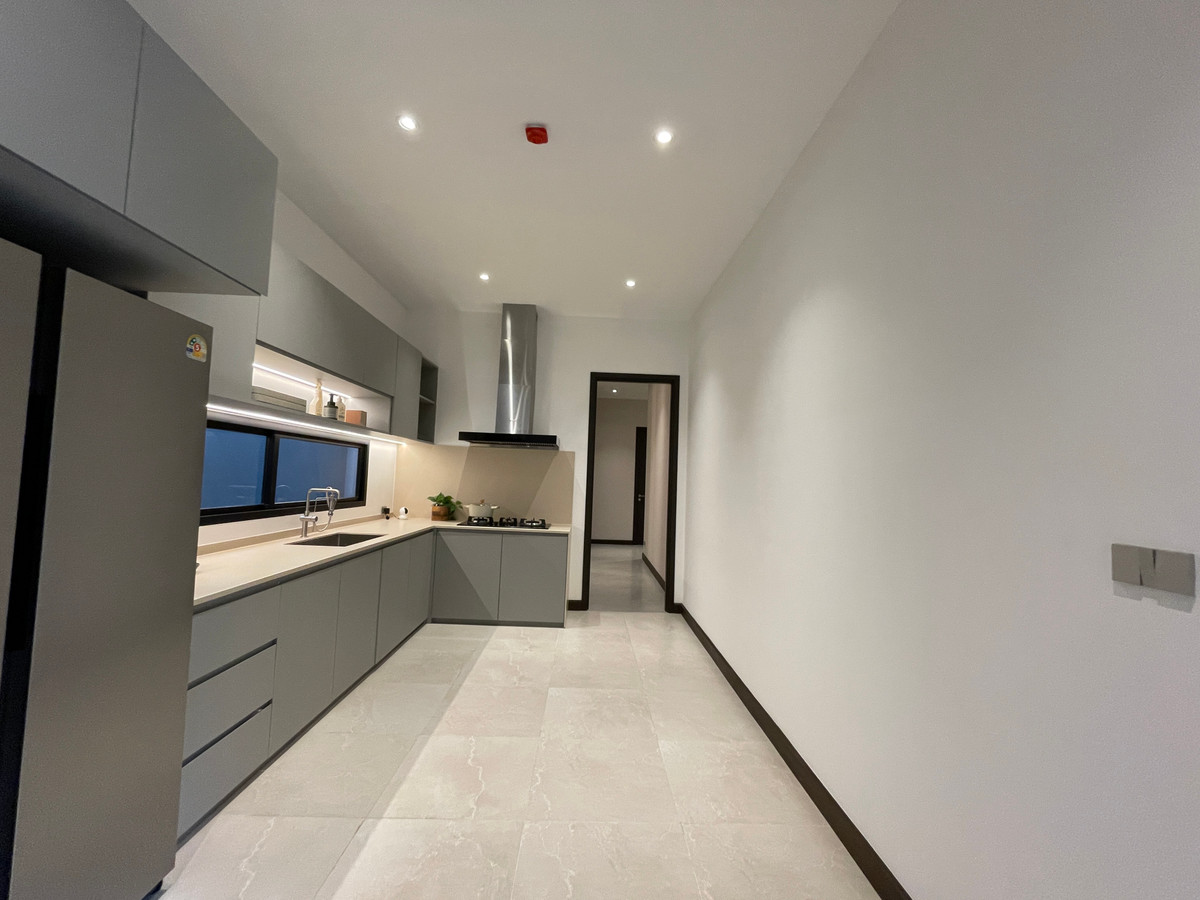 ขายบ้านเลียบทางด่วนรามอินทรา : "หนึ่งเดียวบนเลียบด่วน! Cira Residences บ้านเดี่ยว Ultra-Luxury 3.5 ชั้น พื้นที่ 845 ตร.ม. พร้อมสระว่ายน้ำส่วนตัว | ใกล้ทองหล่อ-พระราม 9 เพียงไม่กี่นาที (สังคมส่วนตัวเพียง 9 ยูนิต)"